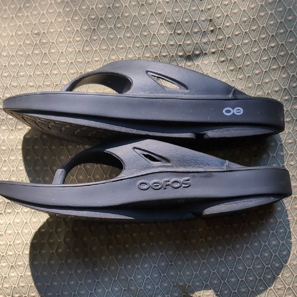 OOFOS Womens 8/Men's 6 Charcoal/Black Recovery Flip-Flops - Picture 4 of 9